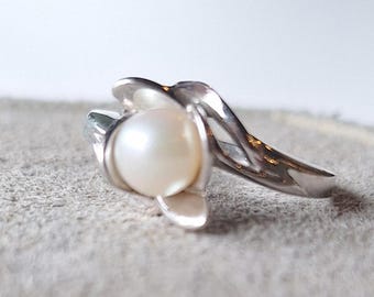 10K White Gold Pearl Solitaire Ring