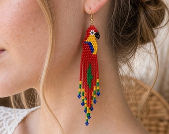Pendientes de cuentas de loro rojo hechos a mano – Colgantes largos con flecos coloridos – Joyería tropical de verano para mujer