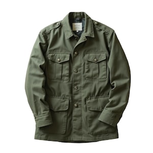 Puede incluir: Chaqueta verde oliva con cuatro bolsillos delanteros, dos bolsillos en el pecho y cierres de botón. La chaqueta tiene cuello y charreteras. Una prenda de vestir versátil.