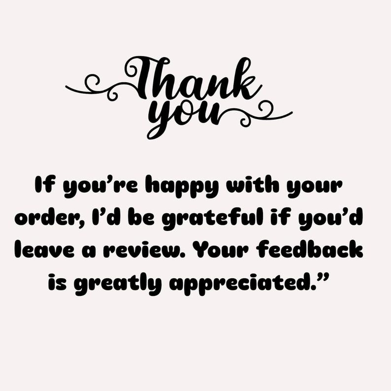 Pu&ograve; includere: Grafica color crema con le parole "Thank you" in una scrittura decorativa in alto. Sotto, il testo recita: "Se sei soddisfatto del tuo ordine, ti sarei grato se lasciassi una recensione. Il tuo feedback &egrave; molto apprezzato."
