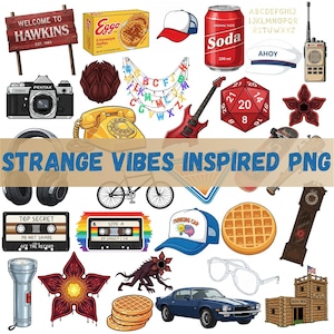 Könnte beinhalten: Eine Sammlung illustrierter Elemente, darunter ein Hawkins-Schild, Eggo-Waffeln, eine rote Gitarre, eine Vintage-Kamera, ein Kassettenband, ein blaues Auto und ein D20-Würfel. Der Text "STRANGE VIBES INSPIRED PNG" befindet sich in der Mitte.