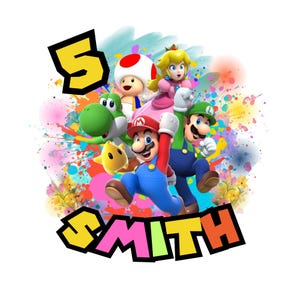 Pu&ograve; includere: Grafica colorata con Mario, Luigi, Principessa Peach, Yoshi e Toad. Il numero 5 e il nome "SMITH" sono visualizzati in grassetto. Lo sfondo &egrave; uno spruzzo di colori vivaci.