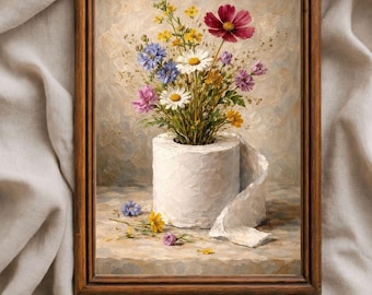 Puede incluir: Un óleo enmarcado que representa un ramo de flores silvestres coloridas, incluyendo margaritas, acianos y cosmos, dispuesto dentro de un rollo de papel higiénico blanco. La obra presenta un fondo texturizado y un marco de madera oscura.