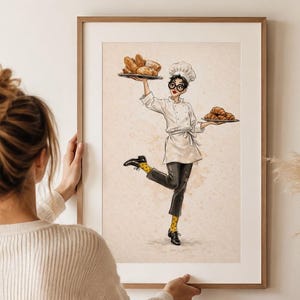 Könnte beinhalten: Ein gerahmter Kunstdruck mit einer skurrilen Illustration eines Kochs, der eine weiße Kochmütze, eine weiße Kochjacke und eine schwarze Hose trägt. Der Koch balanciert zwei silberne Platten mit goldbraunen Croissants und trägt schwarze Schuhe sowie gelbe Socken.