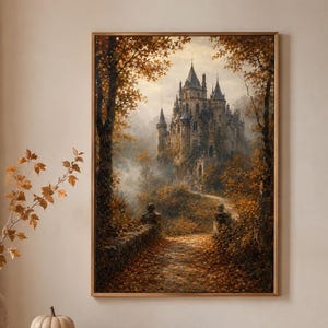 Könnte beinhalten: Ein gerahmter Wandkunstdruck, der eine gotische Burg inmitten herbstlicher Bäume und eines mit Laub bedeckten Steinwegs zeigt. Die Szene ist in warmen Orange- und Brauntönen gehalten und von einer nebligen Atmosphäre umgeben.