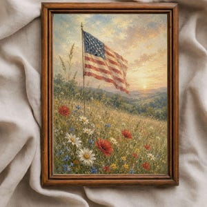 Könnte beinhalten: Ein gerahmtes Landschaftsgemälde, das eine amerikanische Flagge zeigt, die bei Sonnenuntergang in einem Feld mit Wildblumen weht. Die Szene zeigt rote Mohnblumen, weiße Gänseblümchen und blaue Kornblumen unter einem goldenen Himmel.