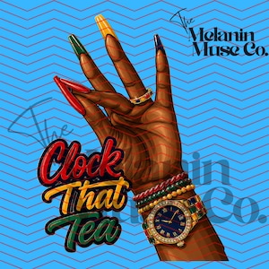 Puede incluir: Ilustración de una mano con uñas largas y coloridas, que lleva un reloj y pulseras doradas, y un anillo. El texto "Clock That Tea" está en rojo, amarillo y verde. El fondo es azul con un patrón en zigzag.
