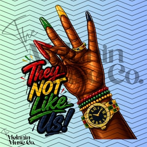 Puede incluir: Ilustración de una mano marrón haciendo el signo de la paz con uñas coloridas. La mano está adornada con un anillo de oro, un reloj de oro y pulseras de cuentas. El texto "They NOT Like Us!" está en estilo graffiti.