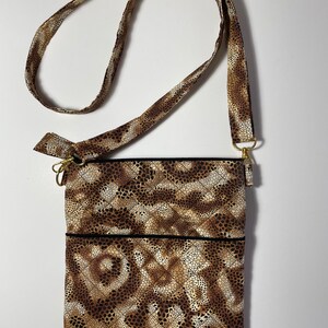 Bolso bandolera tipo hipster con cierre de cremallera, acolchado y doble cremallera, bolsillos exteriores con cremallera y cremallera, correa ajustable extralarga.