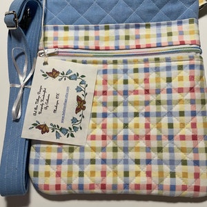 Petit sac à main bandoulière 10 x 9 po. Fermeture à glissière, poche extérieure à glissière, poche intérieure à glissière, poche extérieure sans rabat, bandoulière réglable de 60 po.