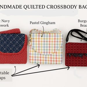 Puede incluir: Imagen de bolsos bandolera acolchados hechos a mano. Los bolsos son de patchwork rojo y azul marino, cuadros vichy pastel y diseños con cuentas burdeos. Tienen correas ajustables. El texto en la parte superior dice "HANDMADE QUILTED CROSSBODY BAGS".