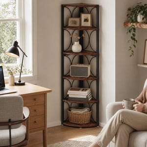 Puede incluir: Una estantería de esquina alta de cinco niveles con un marco de metal negro con detalles circulares decorativos y estantes de madera oscura. La unidad está colocada en una esquina y contiene varios artículos decorativos, incluidos libros, un jarrón y una cesta.
