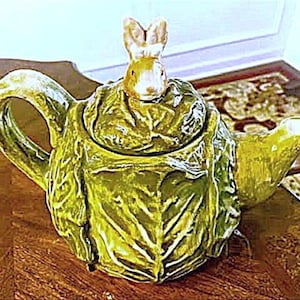 Teiera con decorazione a forma di cavolo e pomello del coperchio a forma di coniglio. Originale e stravagante!