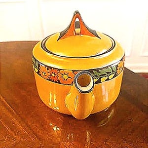 Może przedstawiać: Rustykalny drewniany szyld z napisem "Welcome to our home" w białych literach. Szyld ma postarzaną powierzchnię i prosty, zachęcający design, idealny do dekoracji drzwi wejściowych.