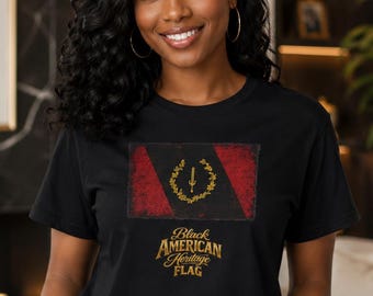ブラックアメリカンヘリテージフラッグシャツ｜USAプライドTシャツ｜黒人文化ヘリテージTシャツ｜黒人経営企業｜ユニセックス ブラックレッドゴールドTシャツ