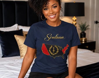 Soulaan Heritage USA マップ Tシャツ | ブラックアメリカンヘリテージフラッグシャツ | 文化的な誇りを込めたグラフィックTシャツ | ブラックレッドゴールドデザインのユニークなギフト