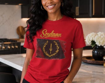 Soulaan ブラックアメリカンヘリテージフラッグシャツ | 先住民族アメリカンプライドTシャツ | 文化遺産Tシャツ | 黒人経営のユニセックスグラフィックシャツ