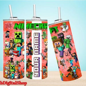 Puede incluir: Tres vasos cilíndricos con tapas transparentes y pajitas, con un fondo rojo que muestra varios gráficos de personajes de Minecraft, el logotipo de Minecraft y un panel blanco vertical con el texto negro YOUR NAME en el vaso central.
