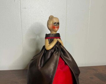 antiguo alfiletero con forma de sombrero de media muñeca