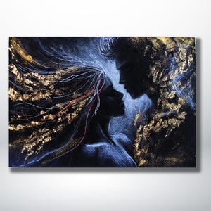 Può includere: Un dipinto astratto con due figure a silhouette in un abbraccio intimo. L'opera d'arte utilizza una tavolozza di blu scuro e nero, accentuata da dettagli in foglia d'oro. I capelli e le forme delle figure sono resi con linee fluide.