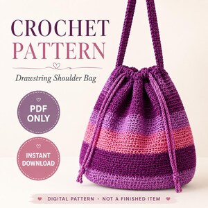 Peut inclure: Un modèle de crochet pour un sac à bandoulière à cordon. Le texte indique CROCHET PATTERN, Drawstring Shoulder Bag, PDF ONLY, INSTANT DOWNLOAD, et DIGITAL PATTERN - NOT A FINISHED ITEM. Le sac est rayé violet, rose et magenta.