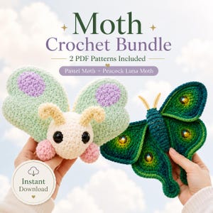 Könnte beinhalten: Ein Häkelmuster-Set mit dem Titel Moth Crochet Bundle mit 2 PDF Patterns Included, bestehend aus einem Pastell-Motte mit hellgrünen und violetten Flügeln und einer Pfauen-Luna-Motte mit dunkelgrünen und gelben Farbverlaufsflügeln sowie einem Instant Download-Symbol.