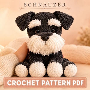 Könnte beinhalten: Ein Schnauzer-Plüschtier aus dunkelgrauem und weißem Garn mit einer strukturierten, flauschigen Optik. Der Hund hat markante weiße Augenbrauen, einen weißen Bart, schwarze Augen und eine schwarze Nase. Der Text SCHNAUZER und CROCHET PATTERN PDF ist zu sehen.