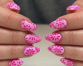 Drücken Sie die Nägel auf: Mandel, handgemacht