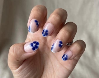 Blaue Blume Press On Nails: Rosa Gel, weiße runde Spitzen, handgefertigt
