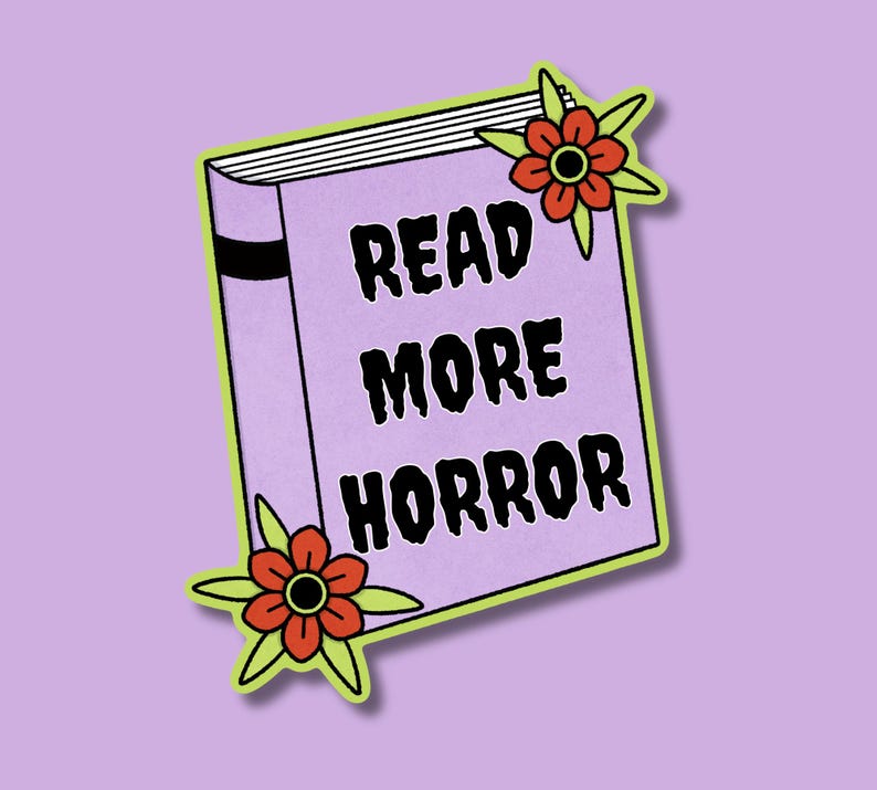 K&ouml;nnte beinhalten: Ein Aufkleber mit einem hellvioletten Buch mit dem Text "READ MORE HORROR" in Schwarz. Das Buch ist gr&uuml;n umrandet und hat zwei orangefarbene und rote Blumenakzente.
