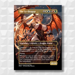 Puede incluir: Una carta de arte fantástico con "The Ur-Dragon", un Avatar Dragón. La obra de arte representa una figura femenina con pelo largo rubio, ojos rojos y alas de dragón. La carta incluye texto del juego y una clasificación de poder/resistencia de 10/10.