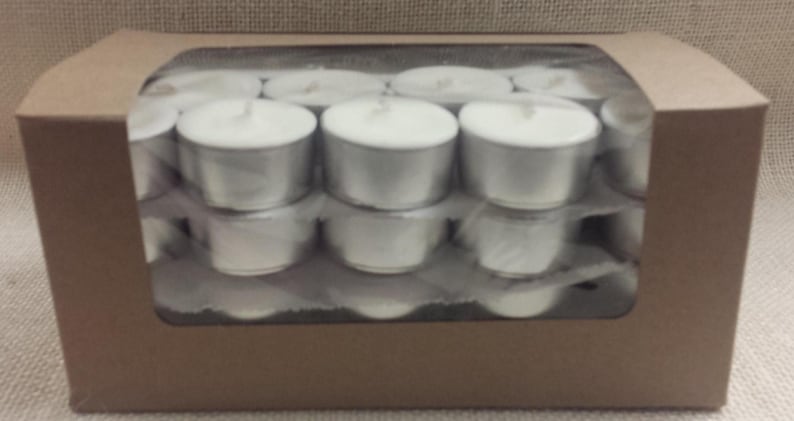 Puede incluir: Una caja de velas de t&eacute; blancas en un recipiente de pl&aacute;stico transparente. Las velas de t&eacute; est&aacute;n dispuestas en filas y est&aacute;n listas para ser usadas.