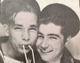 Fotobudka Przystojni i serdeczni marynarze: Jeden napój, dwie słomki