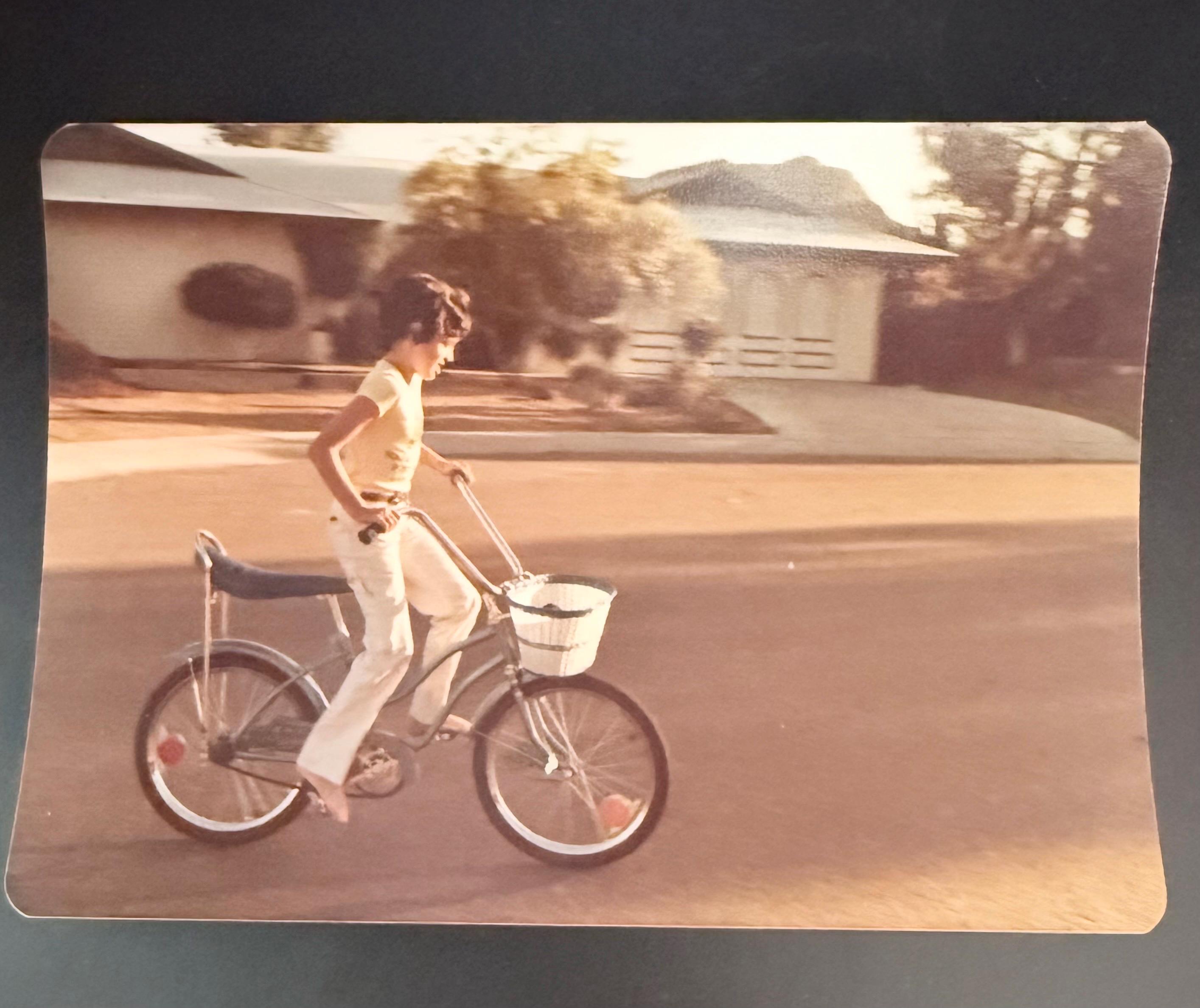 Vélo rouge vintage avec miroir, siège banane
