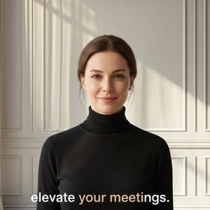 Puede incluir: Una persona con un top de cuello alto negro. El texto "elevate your meetings" está en la parte inferior de la imagen. El fondo presenta una pared blanca con molduras y una ventana con cortinas.