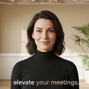 Könnte beinhalten: Eine Frau in einem schwarzen Rollkragenpullover lächelt in die Kamera. Der Text "elevate your meetings." wird am unteren Rand des Bildes angezeigt. Im Hintergrund befindet sich eine große grüne Pflanze in einem weißen Topf.