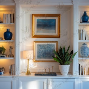 Puede incluir: Un mueble blanco empotrado con estantes abiertos, que exhibe varios objetos decorativos. Los estantes presentan jarrones azules, libros, obras de arte enmarcadas y una planta en maceta. Una lámpara dorada y objetos decorativos completan el conjunto.