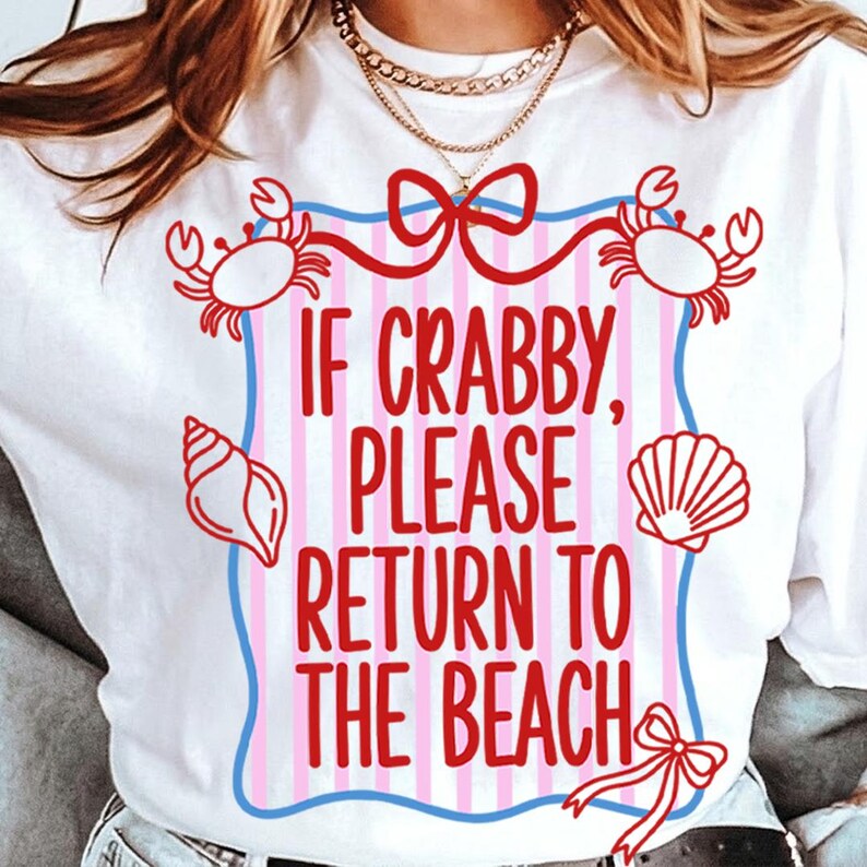 Pu&ograve; includere: T-shirt bianco con la scritta "If Crabby, Please Return to the Beach" in rosso. Il design include granchi, conchiglie e fiocchi rossi, con accenti rosa e blu. Perfetto per l'estate.