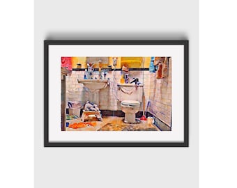Può includere: Un dipinto ad acquerello incorniciato di un interno bagno con un lavabo a colonna bianco, un WC e pareti piastrellate. La scena include vari articoli da toeletta, un piccolo sgabello, un cestino dei rifiuti e uno sturalavandini rosso.