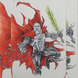 Könnte beinhalten: Detaillierte Bleistift- und Buntstiftzeichnung der Comicfigur Spawn. Die Figur ist in einer dynamischen Pose dargestellt, trägt einen schwarz-grauen Anzug, einen roten Umhang und hält ein grünes Schwert. Ketten sind um seinen Körper gewickelt.