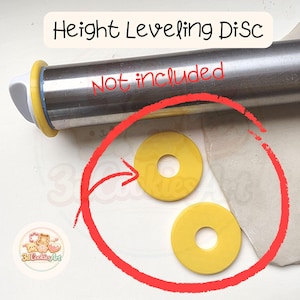 Puede incluir: Un rodillo de acero inoxidable con discos niveladores amarillos. El texto "Height Leveling Disc" y "Not included" son visibles. La imagen también incluye un logotipo con el texto "3DCookiesArt".
