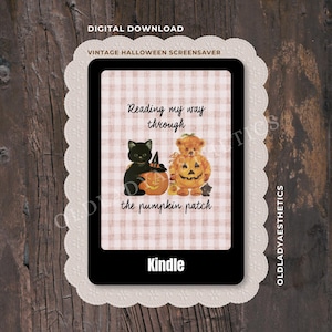Pode incluir: Um protetor de tela digital para download para Kindle com um fundo xadrez rosa claro. O gráfico exibe um gato preto e um urso de pelúcia vestindo uma fantasia de abóbora, com o texto Reading my way through the pumpkin patch.