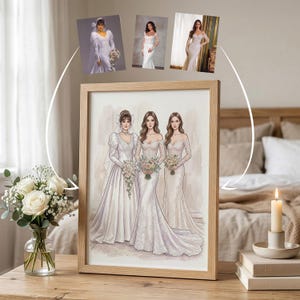 Puede incluir: Una ilustración en acuarela enmarcada de tres mujeres con vestidos de novia, cada una sosteniendo un ramo. Encima del marco hay tres fotos pequeñas de las mujeres con sus vestidos de novia. El marco está sobre una mesa de madera con un jarrón de flores y una vela encendida.