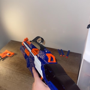 Op de afbeelding: Een set van drie keramische mokken met een gespikkelde, matte afwerking. Elke mok heeft een andere kleur: lichtblauw, crème en grijs. De mokken hebben een eenvoudig, modern ontwerp met een afgeronde vorm en een comfortabele handgreep.