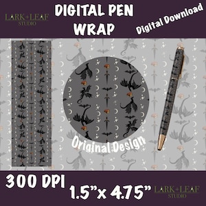 Pode incluir: Um design digital para envolver canetas com um padrão repetitivo de dragões pretos, adagas, morcegos, luas crescentes, estrelas e pequenos livros num fundo cinzento. O texto diz Digital Pen Wrap, Digital Download, Original Design, 3,8 cm x 12 cm.