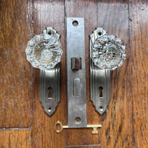 Antikes verchromtes Art-Deco-Türbeschläge-Set mit Glastürknöpfen