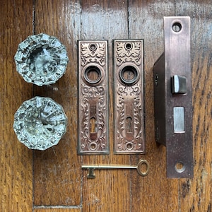 Pode incluir: Um conjunto de três canecas de cerâmica com acabamento manchado e fosco. As canecas são em tons de creme, cinza claro e cinza escuro. Cada caneca tem um design simples e minimalista.