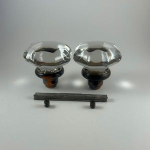 Pomos de puerta antiguos octogonales de cristal con asientos con acabado de destello de cobre.