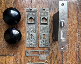 Juego de herrajes para puertas Eastlake antiguos con pomos de porcelana negra y placas traseras de hierro fundido