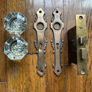 Antika dörrbeslag i jugendstil med dörrknoppar i blyinfattat glas och bakplattor i mässing